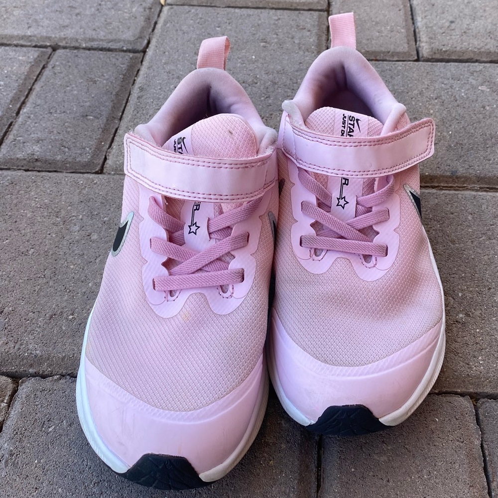Nike pink tennis shoes